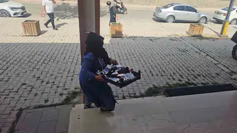 Elazığ'da dilenci operasyonu sırasında seyyar satıcı kılığındaki şahıs yakalandı