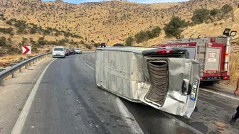 Mardin Midyat yolunda minibüs kazası sonucu sekiz kişi yaralandı