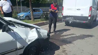 Siirt merkezde iki aracın karıştığı kazada iki kişi yaralandı