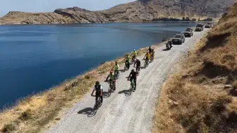 Doğaseverler Van Gölü’nün saklı cennetine pedal çevirdi