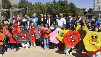 Bitlisli çocuklar Gazze için gökyüzünü uçurtmalarla donattı