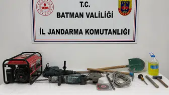 Beşiri kırsalında mağarada kaçak kazı yapan dört kişi yakalandı