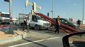 Batman'da ani fren yapan kamyonetin kasasındaki demirler kabine savruldu