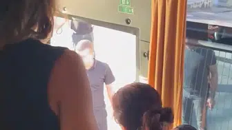 Diyarbakır'da sağlık personeli taşıyan servis aracına trafikte saldırı anı