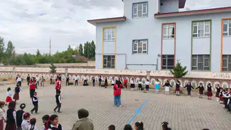 Patnos Kızılay gönüllüleri Sütlü Pınar İlkokulu öğrencileriyle buluştu