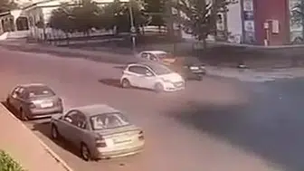 Diyarbakır'da park halindeki taksiye çarpan otomobilin kaza anı kamerada