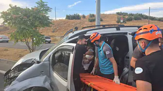 Bingöl'de direksiyon hakimiyetini kaybeden sürücü aydınlatma direğine çarptı
