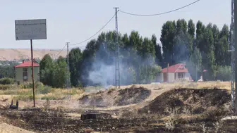 Van Erciş'te çıkan örtü yangını ekiplerin müdahalesiyle büyümeden söndürüldü
