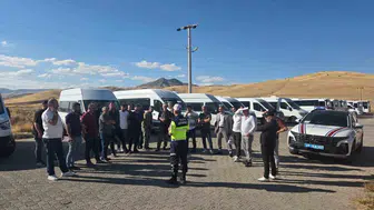 Muş'ta jandarma ekipleri okul servislerini didik didik inceledi