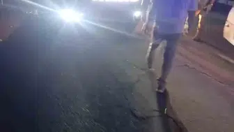 Şanlıurfa'da damperi açık kamyonun çarptığı levhalar otomobilin üzerine devrildi