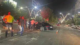 Batman Turgut Özal Caddesi üzerinde iki araç çarpıştı