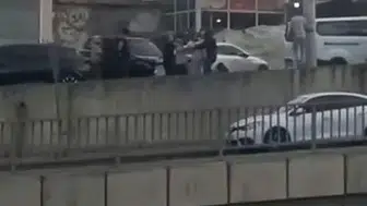 Diyarbakırda üç kişinin hayatını kaybettiği silahlı kavga anı görüntülendi