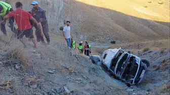 Elazığ Keban yolunda işçi servisi uçuruma yuvarlandı