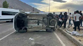 Van Gevaş yolunda iki aracın karıştığı kazada üç kişi yaralandı