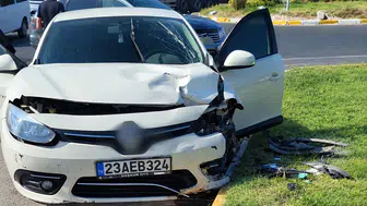 Elazığ Organize Sanayi Bölgesi kavşağında iki otomobil çarpıştı