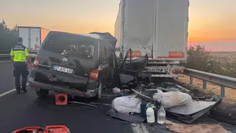 Şanlıurfa otoyolunda minibüs tıra çarptı: 2 ölü, 2 ağır yaralı