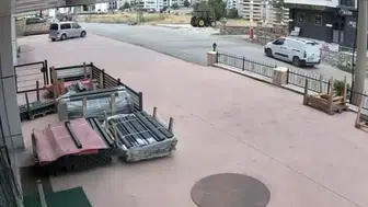 Elazığ'da sürücüsüz kalan hafif ticari araç emlak dükkanına daldı