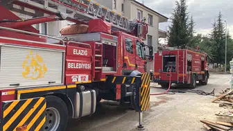 Elazığ'da üç katlı binanın çatısında korkutan yangın