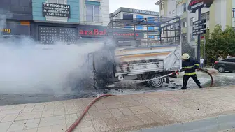 Van İpekyolu Caddesi üzerinde park halindeki kamyonet alevlere teslim oldu