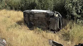 Bağlar ilçesinde virajı alamayan otomobil devrildi