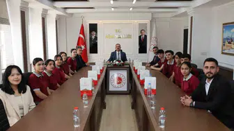 Ağrı Valisi Bozkurt gençlerin gelecek planlarını dinledi