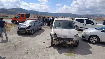 Muş Altınova yolunda iki araç çarpıştı