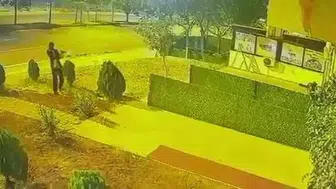 Diyarbakır'da iş yerine düzenlenen silahlı saldırı güvenlik kamerasına yansıdı