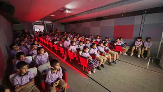 Ahlatlı çocuklar TRT sinema tırı ile beyaz perde keyfi yaşadı