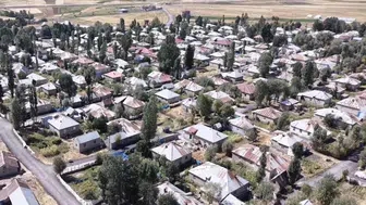 Yüksekova'nın simetrik köyü Doğanlı görenleri kendine hayran bırakıyor