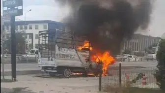 Van İpekyolu Caddesi üzerinde seyir halindeki kamyonet alevlere teslim oldu