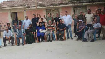 Emekli öğretmen 40 yıl sonra öğrencileriyle köy okulunda buluştu