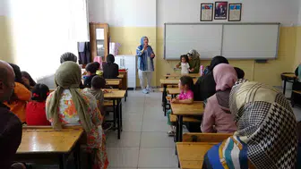 Van'da minik öğrenciler okul sıralarıyla ilk kez buluştu