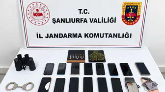 Mısır tarlasında yakalanan dolandırıcıların ev ve arabasından çıkanlar hayrete düşürdü