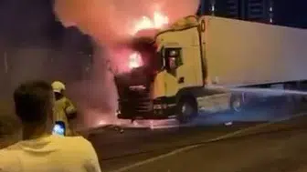 Diyarbakır'da seyir halindeki tırın kupa kısmı alevler içinde kaldı
