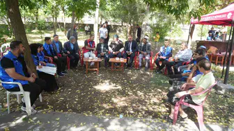 Muşlu gençler Kıbrıs gazilerini evlerinde ziyaret ederek anılarını dinledi