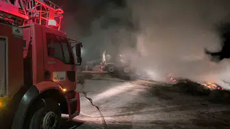 Çaldıran'da ot yığınları alevlere teslim oldu