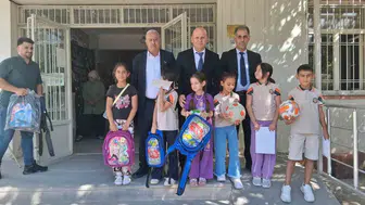 Çermik ilçesinde 300 öğrenciye okul çantası ve futbol topu desteği