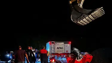 Siirtte yükselen baraj suları bir genci çayın ortasında mahsur bıraktı