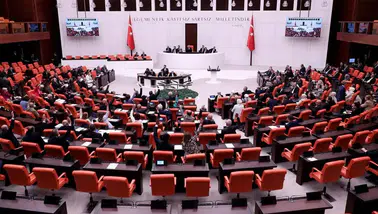 TBMM’den flaş karar! Doğum izni uzadı, sosyal medyaya yaş sınırı geldi