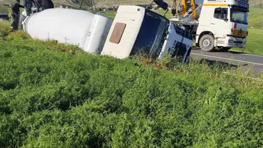 Silvan yolunda beton mikseri tarlaya uçtu