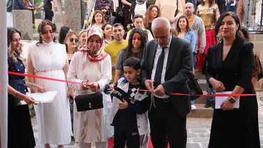 Çöp diye atılanlar Diyarbakır’ın tarihi surlarında sanata dönüştü