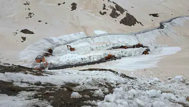 Van Bahçesaray yolunda kış esareti sona eriyor