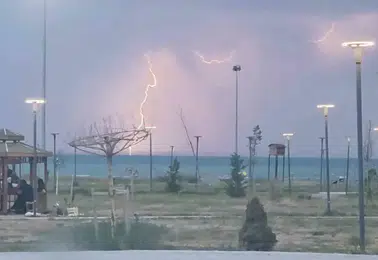 Van semalarında şimşekler geceyi gündüze çevirdi