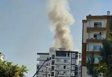 Diyarbakır'da site çatısında çıkan yangın mahalleliyi korkuttu