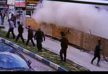 Van'da temel kazısı sırasında bitişikteki lokanta büyük bir gürültüyle çöktü