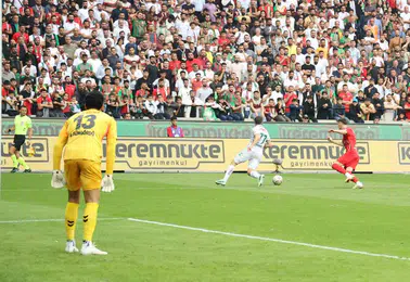 Amed Sportif Faaliyetler ile Konyaspor Arasındaki Mücadelede İlk Yarı Golsüz Tamamlandı