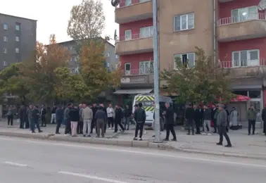Yüksekova'da kalp krizi geçiren servis sürücüsü binaya çarptı