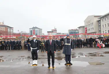Muş'ta Cumhuriyet Bayramı coşkusu çelenk töreni ve yürüyüşle başladı