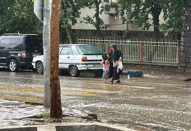 Siverek sokaklarında aniden bastıran sağanak yağış hayatı kısa süreliğine durdurdu