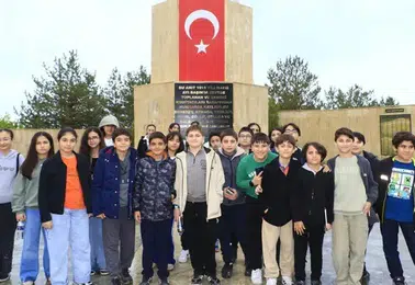 Vanlı öğrenciler şehrin tarihi noktalarını yerinde keşfediyor